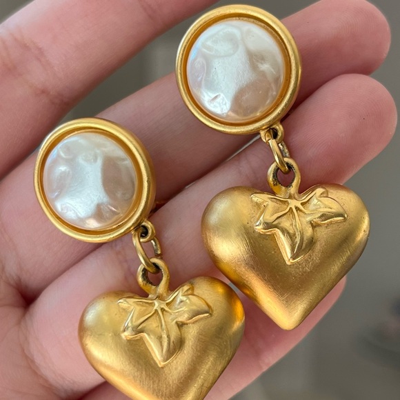 Vintage Givenchy Heart Tomato Baroque Pearl Dangle Chunky Matte Gold Earrings - Picture 1 of 6